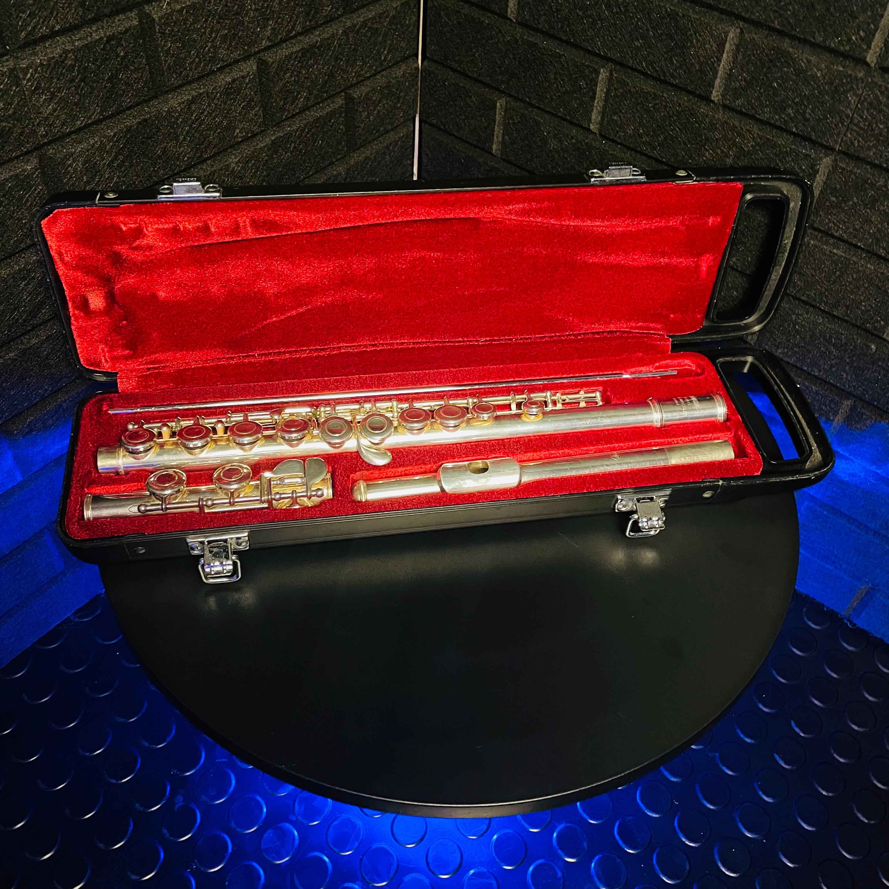 YAMAHA YFL211S FLUTE AND HARD CASE