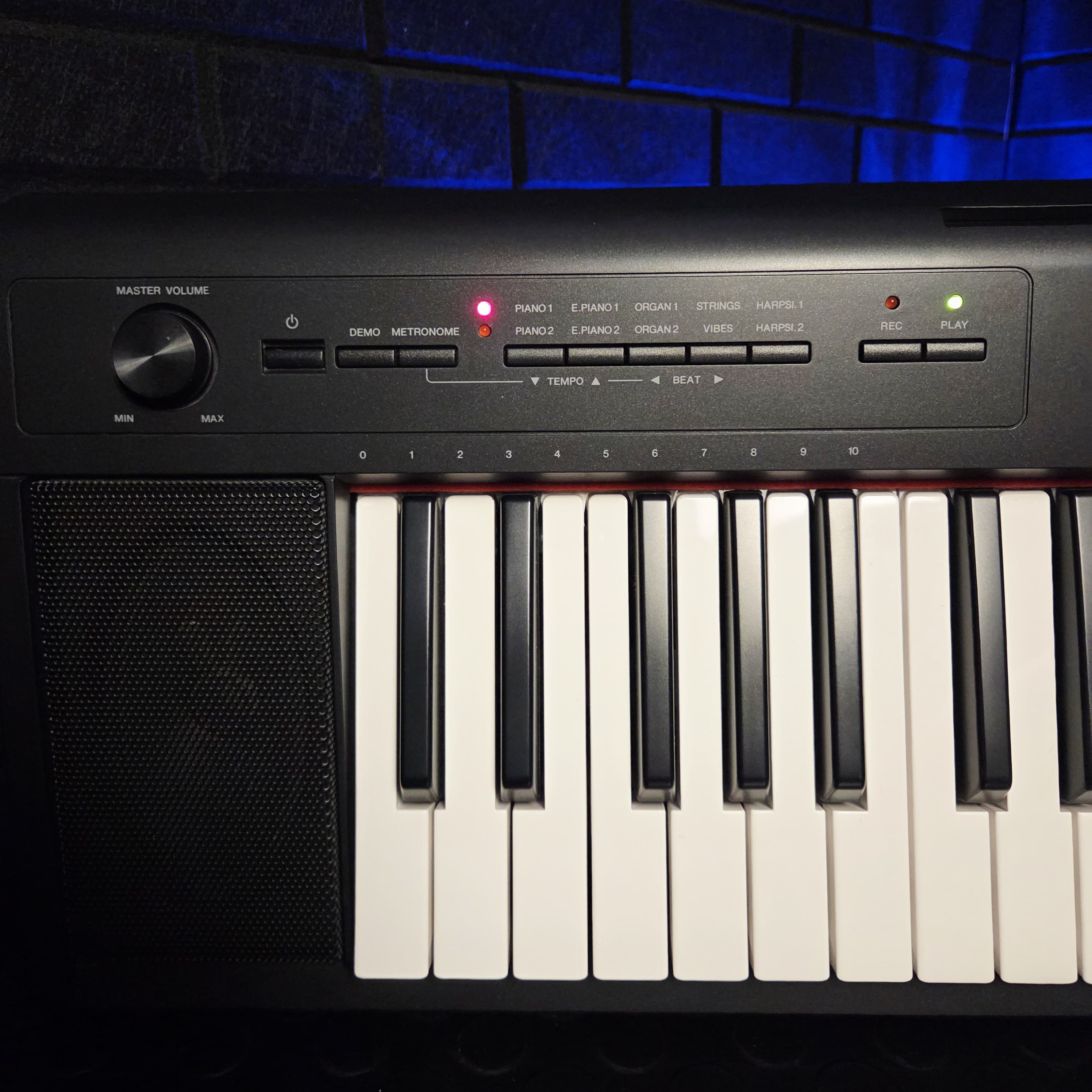 YAMAHA NP12B 61 KEYS TOUCH SENSITIVE KEYBOARD