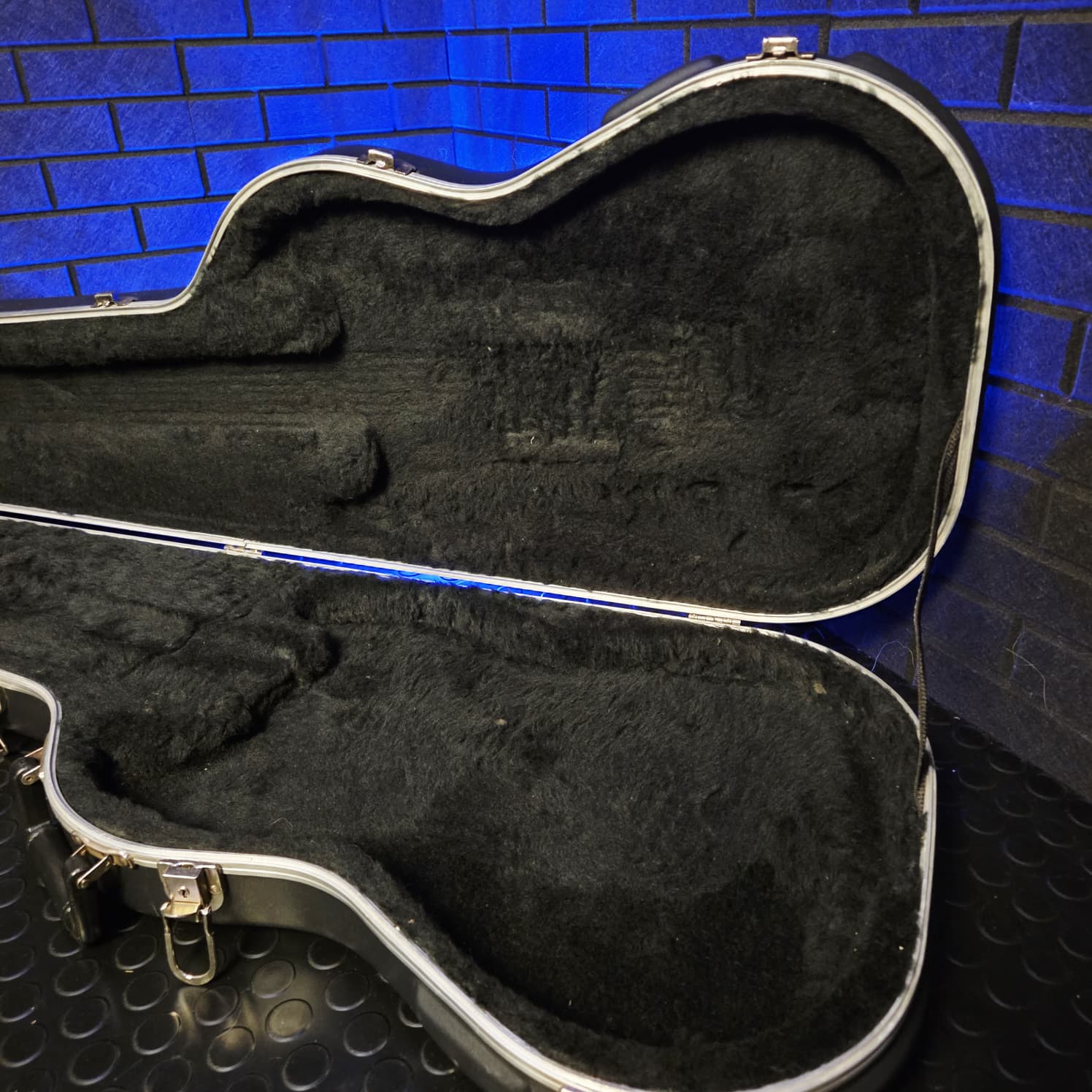 FENDER AMERICAN DELUXE MOULDED HARD CASE FOR STRATOCASTER/TELECASTER GUITARS