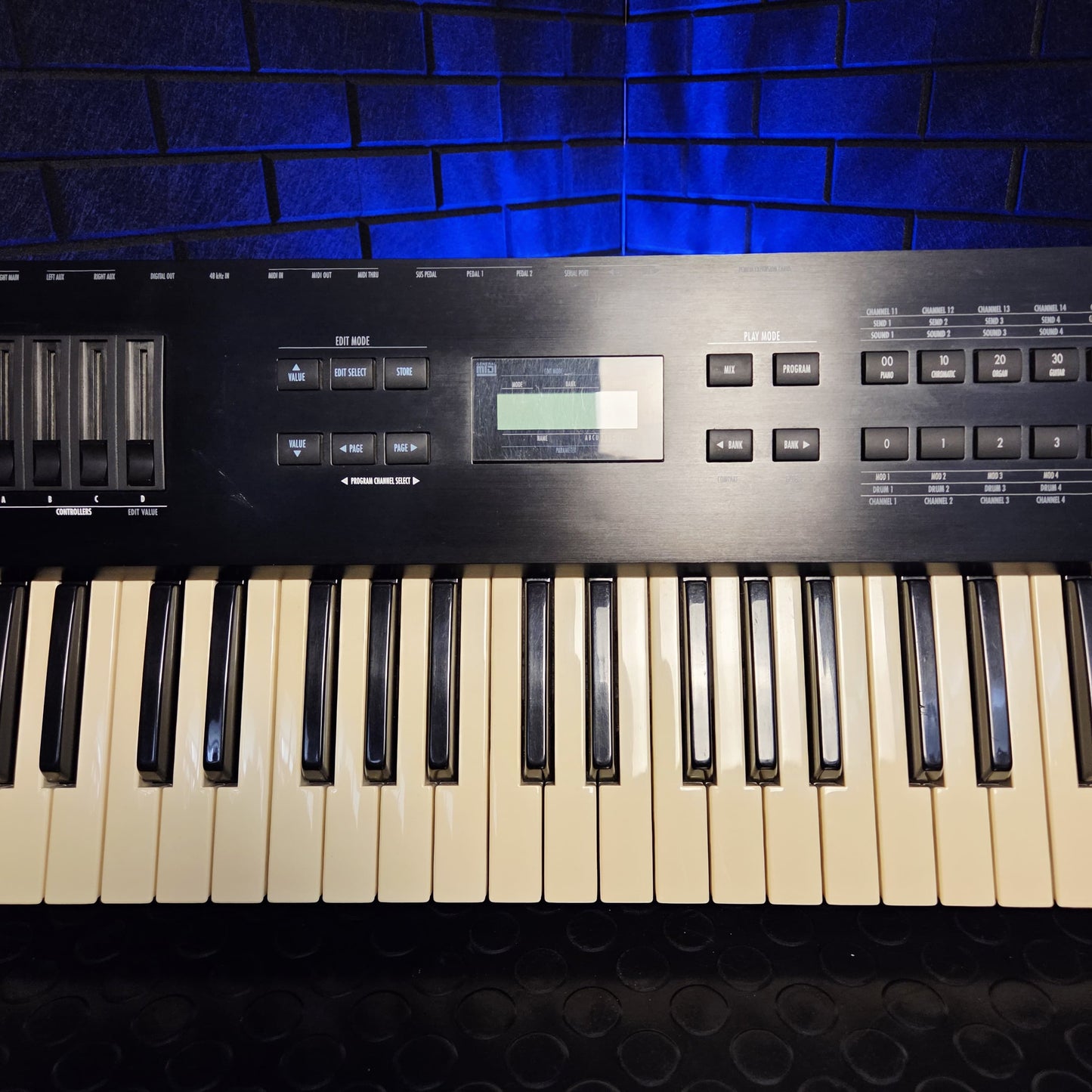 ALESIS QS7 76 KEY SYNTHESIZER KEYBOARD