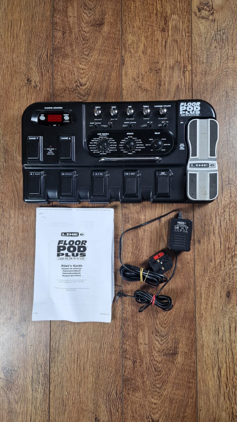 LINE 6 FLOOR POD PLUS MULTI EFFECTS PROCESSOR