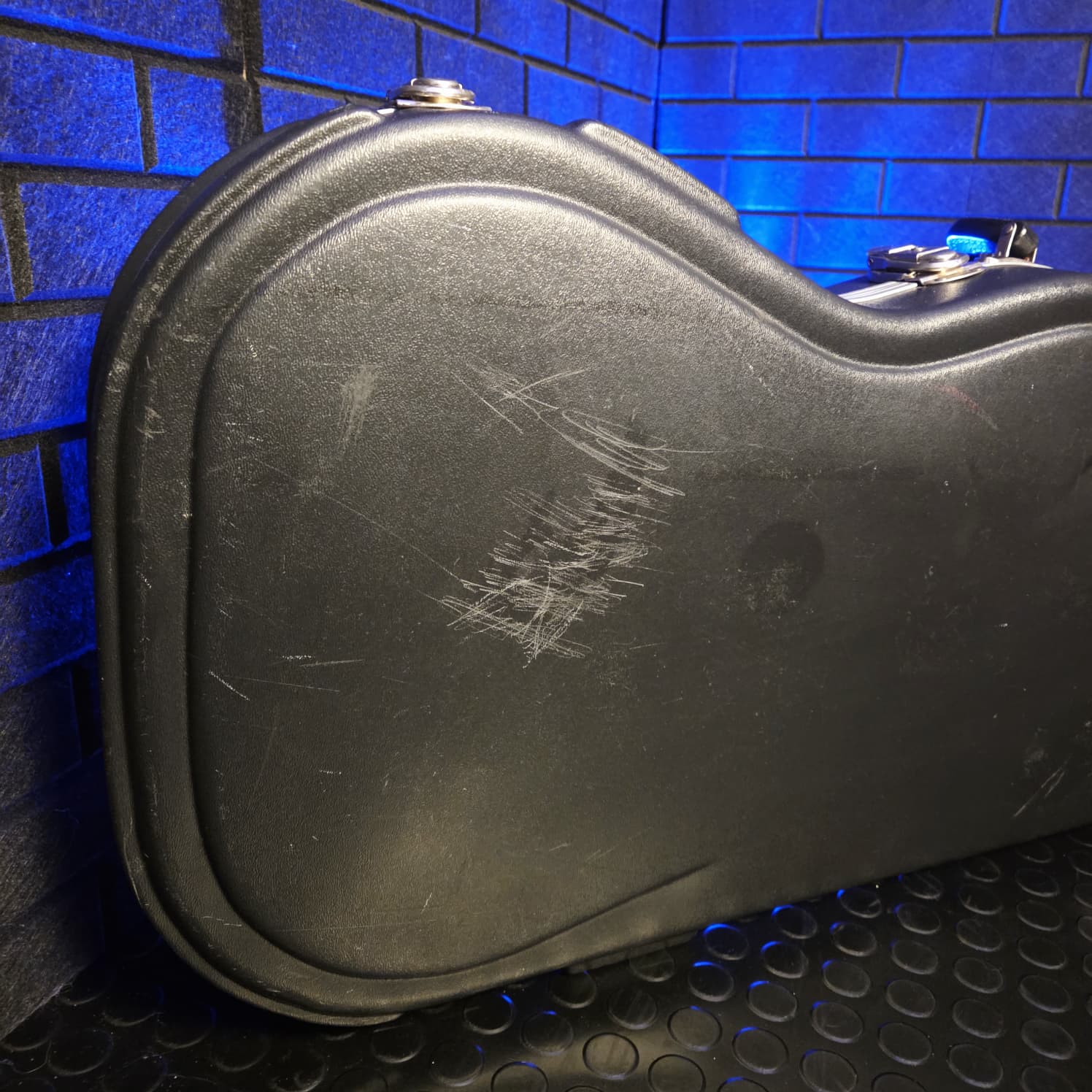 FENDER AMERICAN DELUXE MOULDED HARD CASE FOR STRATOCASTER/TELECASTER GUITARS