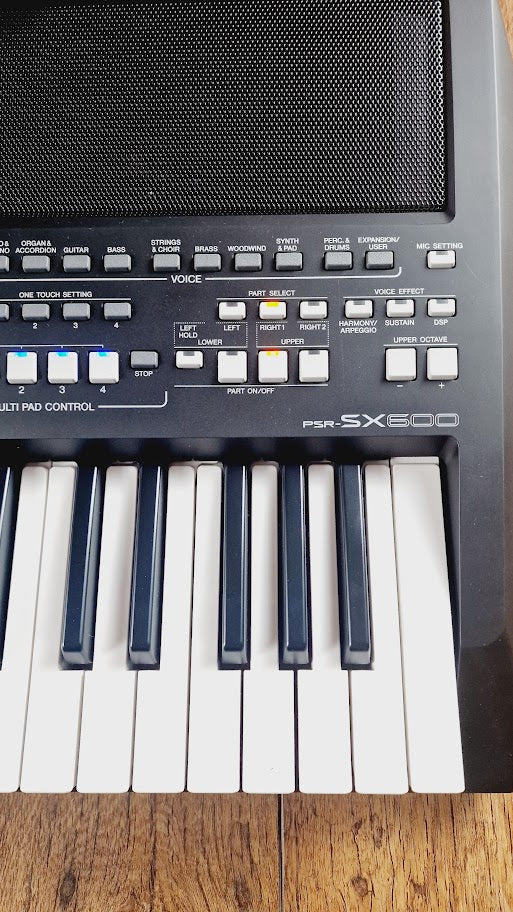 YAMAHA PSR SX600 61 KEY TOUCH SENSITIVE KEYBOARD
