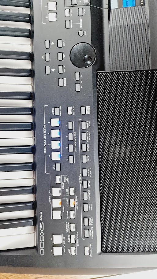 YAMAHA PSR SX600 61 KEY TOUCH SENSITIVE KEYBOARD