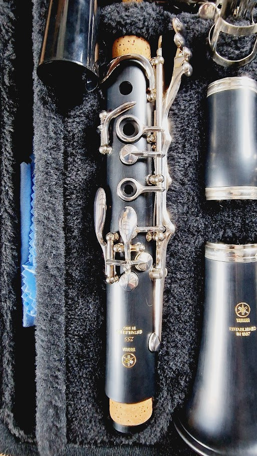YAMAHA YCL255S CLARINET WITH CASE AND ORIGINAL BOX