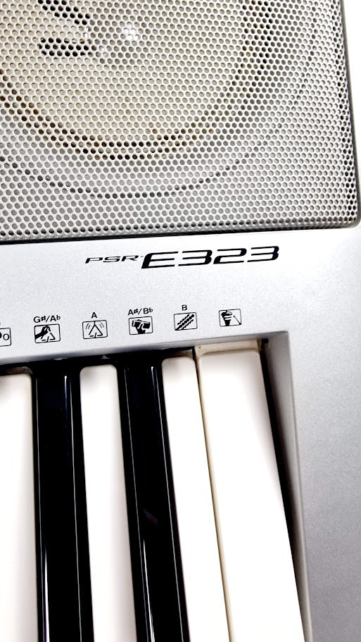 YAMAHA E323 61 KEY KEYBOARD + POWER SUPPLY
