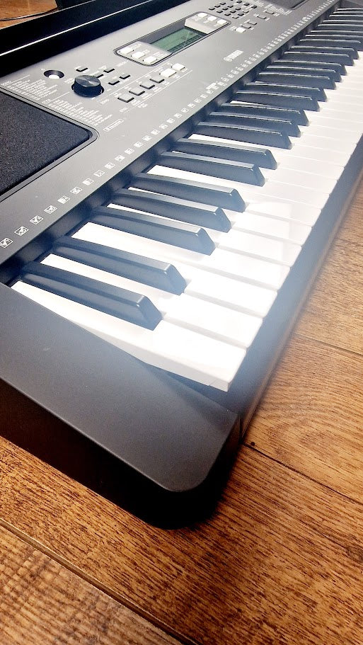 YAMAHA E373 61 KEY TOUCH SENSITIVE KEYBOARD + POWER SUPPLY