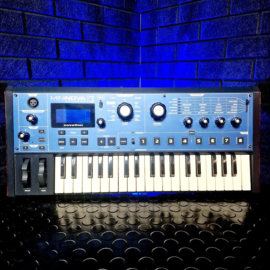 NOVATION MININOVA 37 KEY SYNTH
