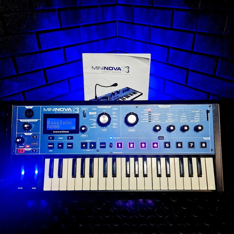 NOVATION MININOVA 37 KEY SYNTH