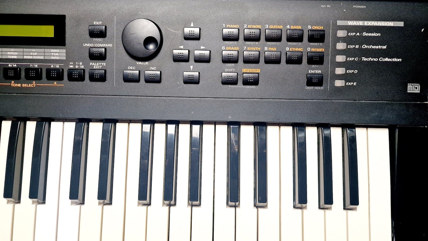 ROLAND XP30 64 VOICE EXPANDABLE 61 KEY SYNTHESIZER