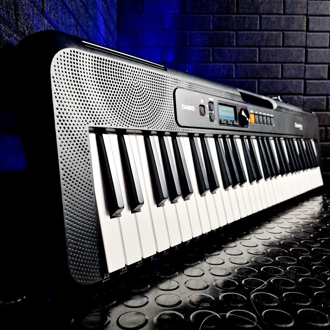 CASIOTONE CT-S200 61 KEY TOUCH SENSITIVE STARTER KEYBOARD + CASE