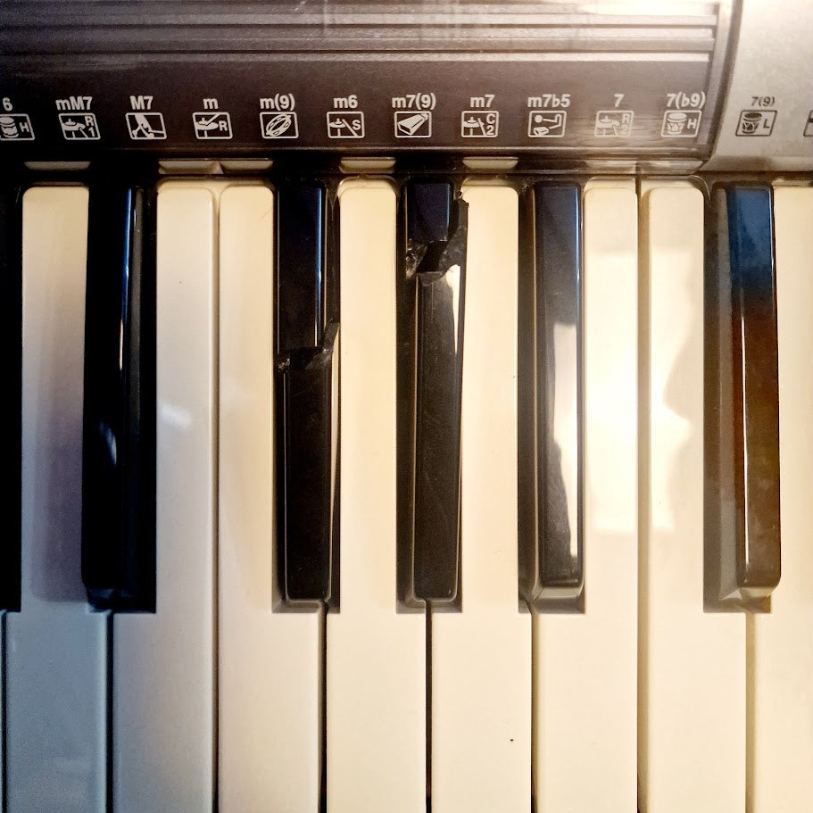 YAMAHA PSR E403 61 KEY KEYBOARD *FAULTY - 2 CRACKED KEYS*