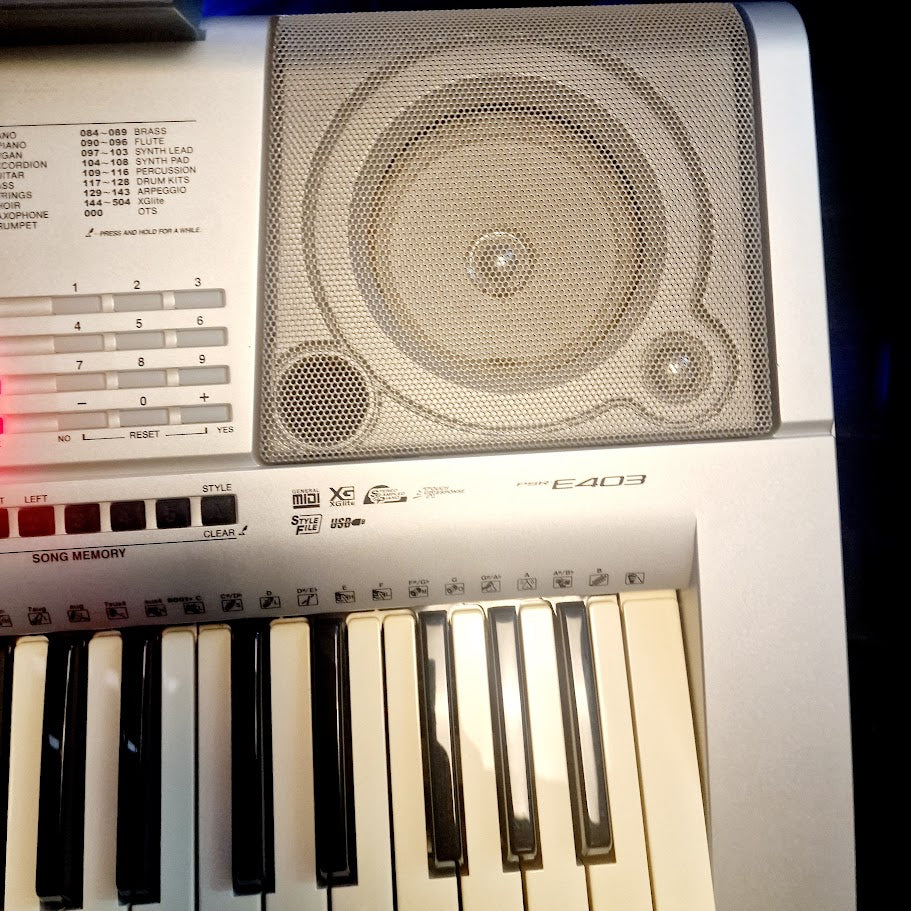 YAMAHA PSR E403 61 KEY KEYBOARD *FAULTY - 2 CRACKED KEYS*