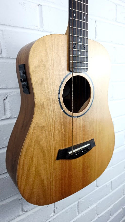 TAYLOR BABY BT1e ELECTRO ACOUSTIC GUITAR AND CASE