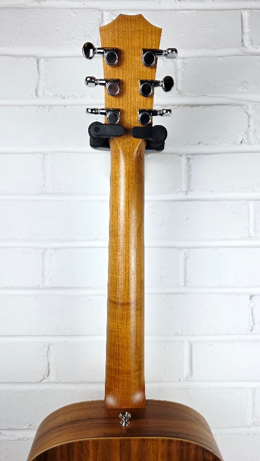 TAYLOR BABY BT1e ELECTRO ACOUSTIC GUITAR AND CASE