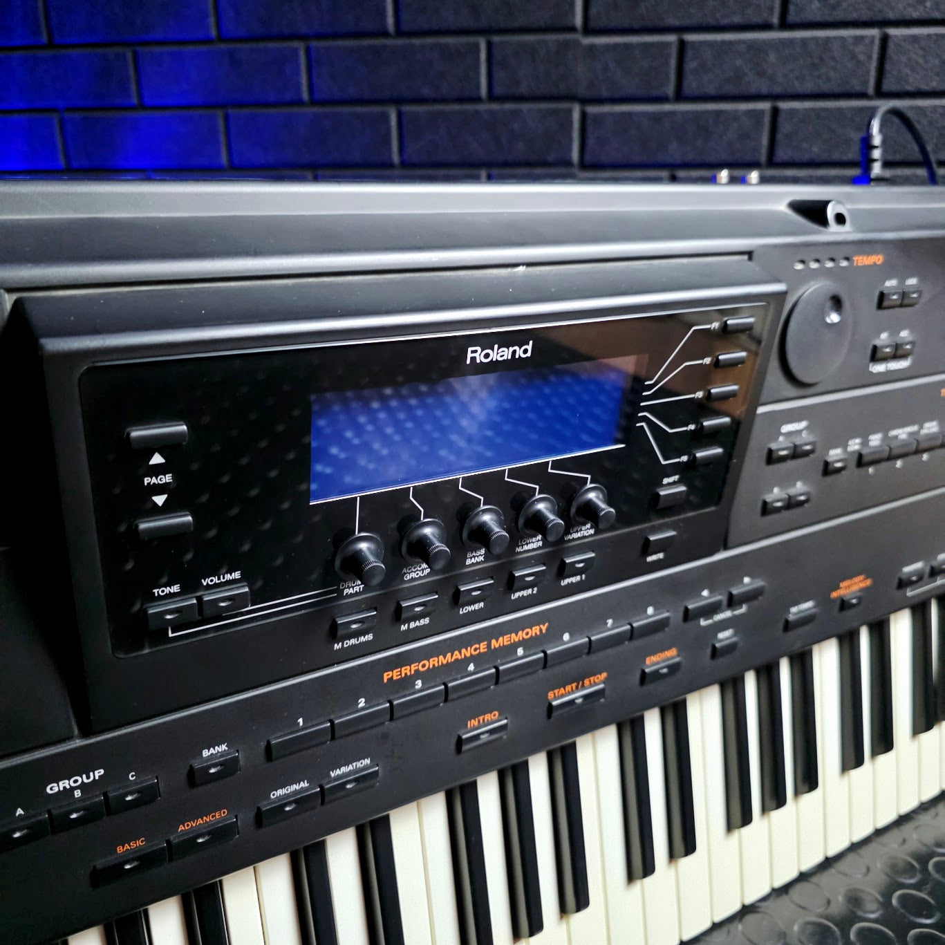 ROLAND G800 76 KEY ARRANGER WORKSTATION KEYBOARD