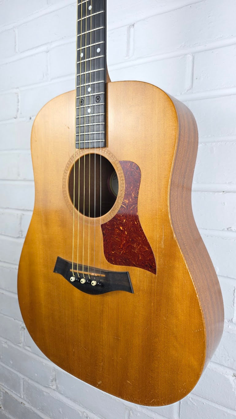 TAYLOR BIG BABY 307-GB ACOUSTIC GUITAR + TAYLOR CASE