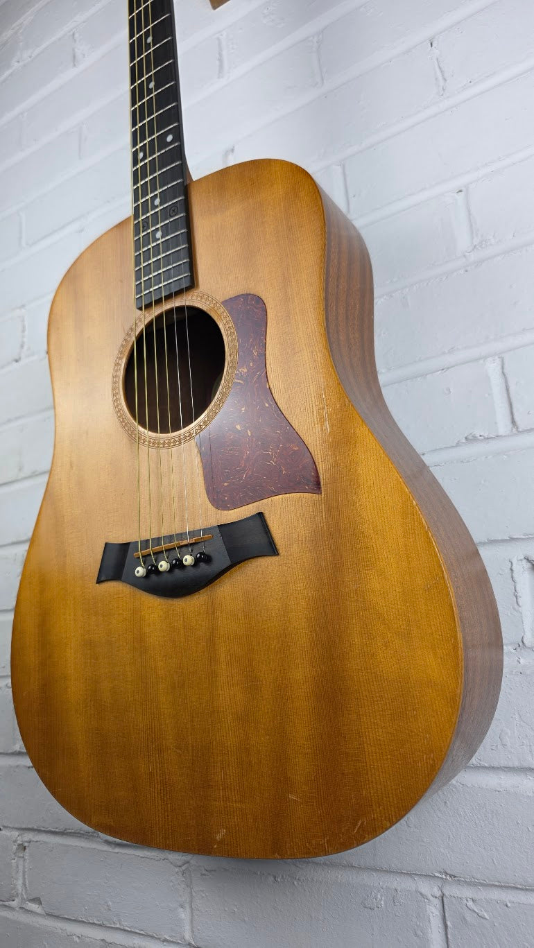 TAYLOR BIG BABY 307-GB ACOUSTIC GUITAR + TAYLOR CASE