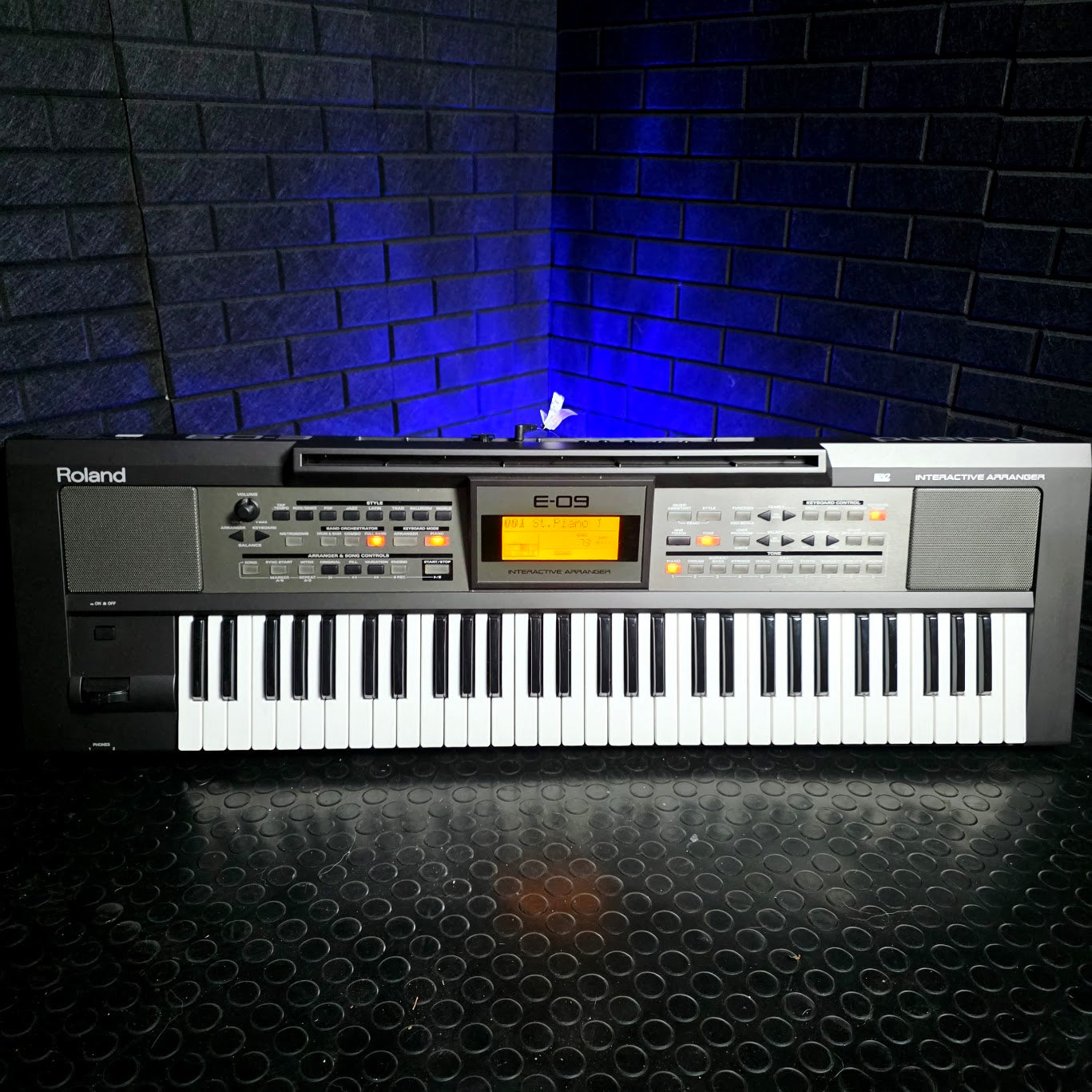 ROLAND E-09 KEYBOARD 61 KEY INTERACTIVE ARRANGER