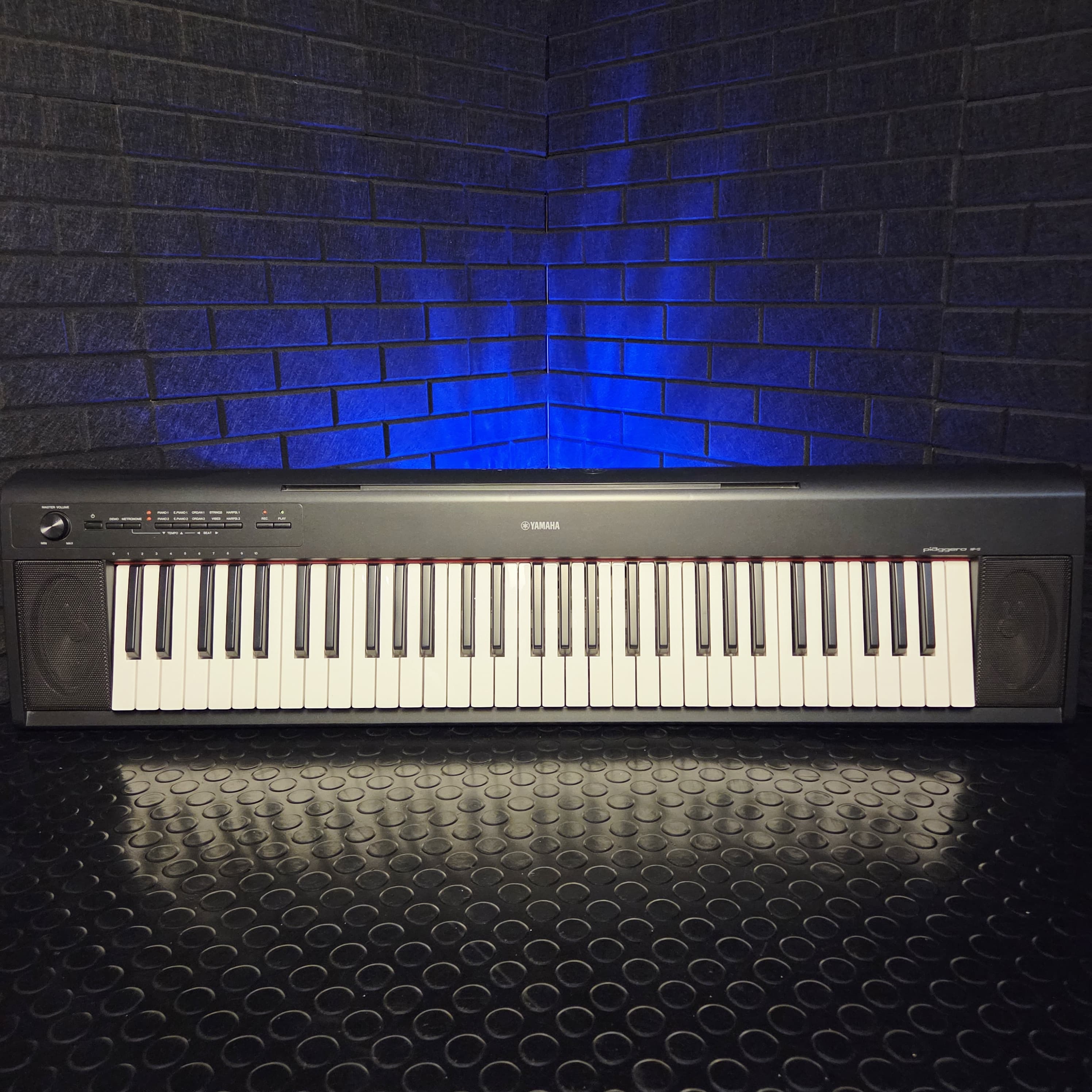 YAMAHA NP12B 61 KEYS TOUCH SENSITIVE KEYBOARD