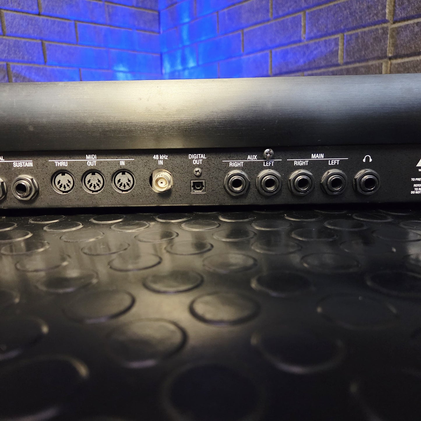ALESIS QS7 76 KEY SYNTHESIZER KEYBOARD