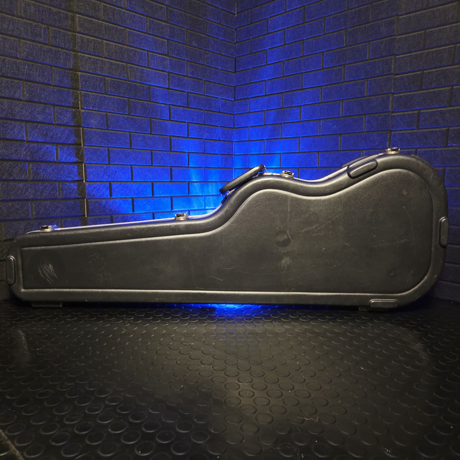 FENDER AMERICAN DELUXE MOULDED HARD CASE FOR STRATOCASTER/TELECASTER GUITARS