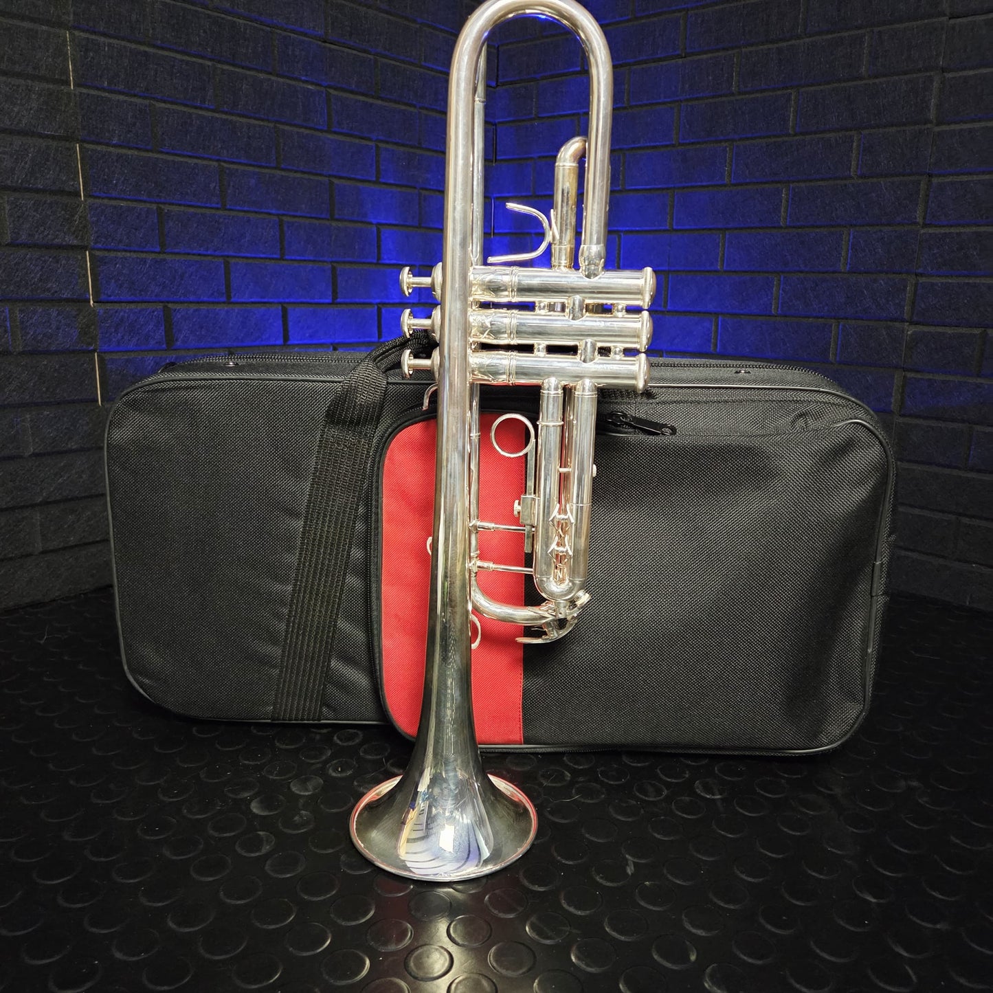 BACH USA TR500S Bb SILVER PLATED TRUMPET AND CASE