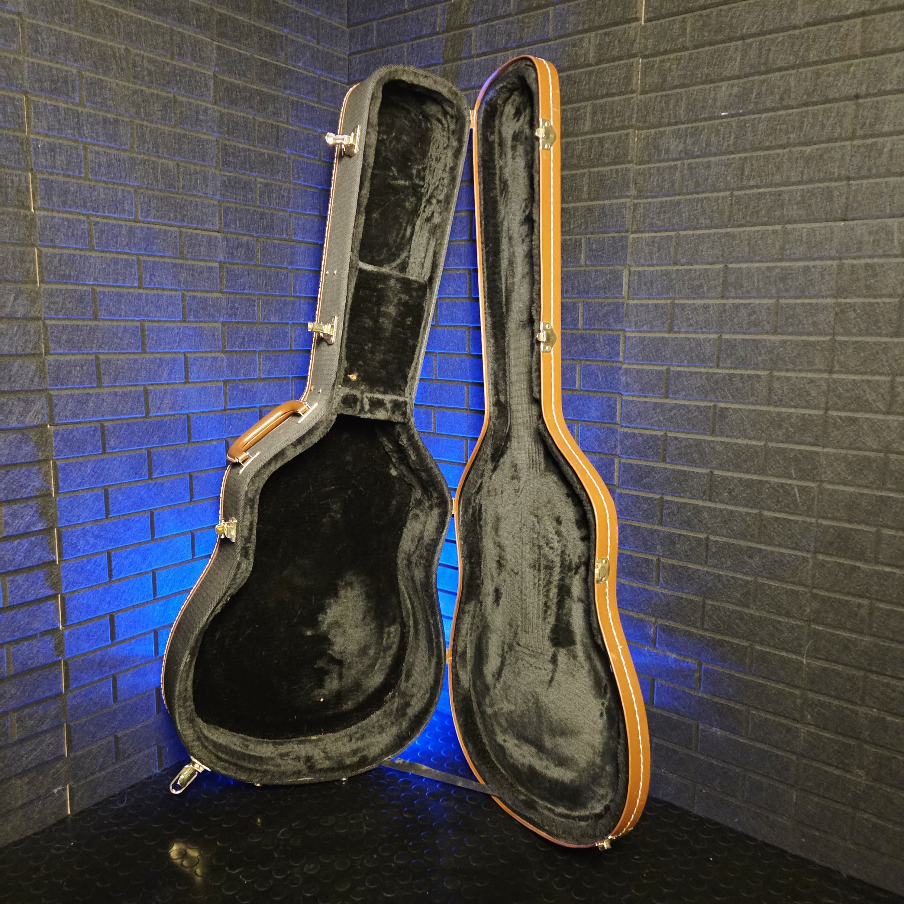 DELUXE ACOUSTIC HARD CASE BLACK WITH BROWN LEATHER TRIM