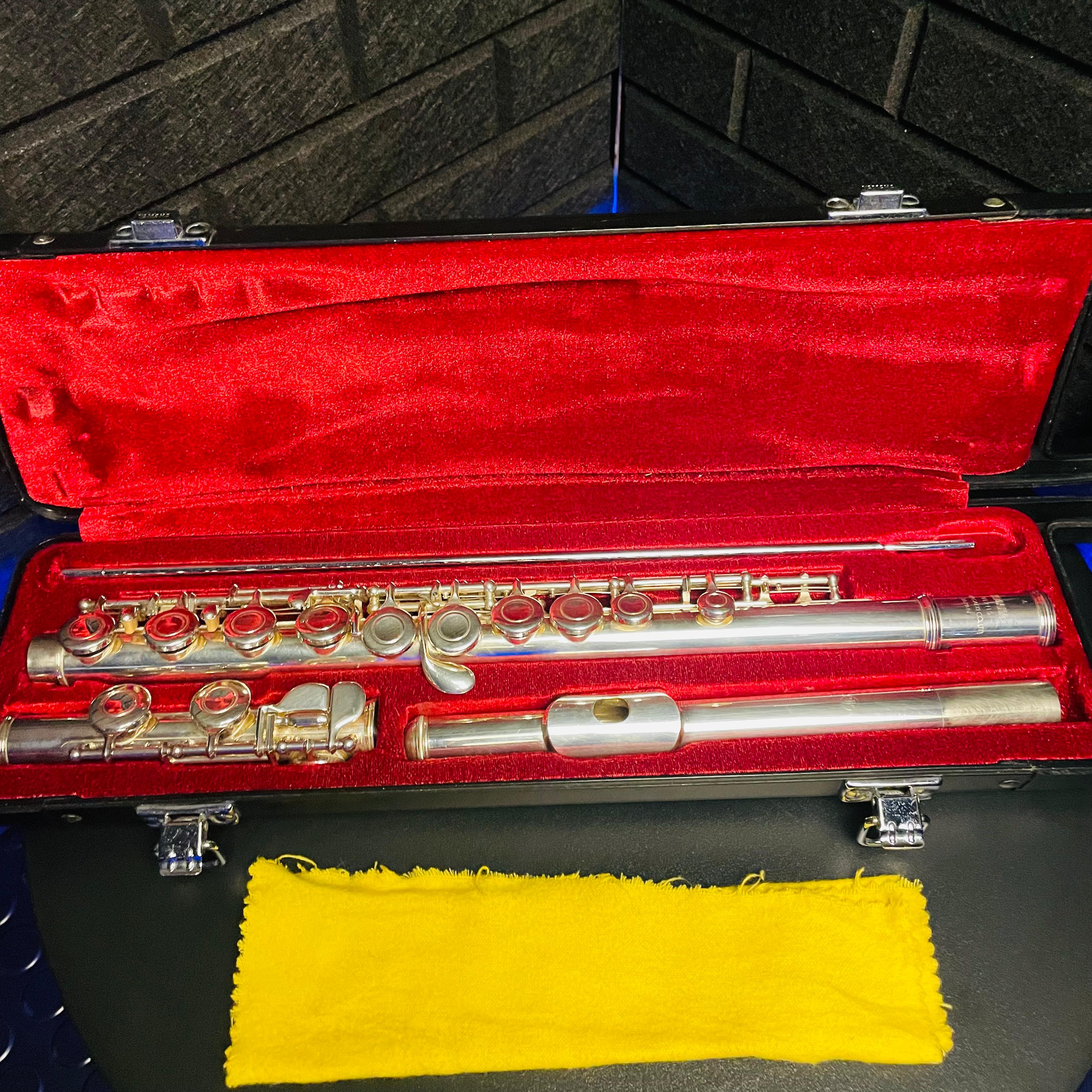 YAMAHA YFL211S FLUTE AND HARD CASE
