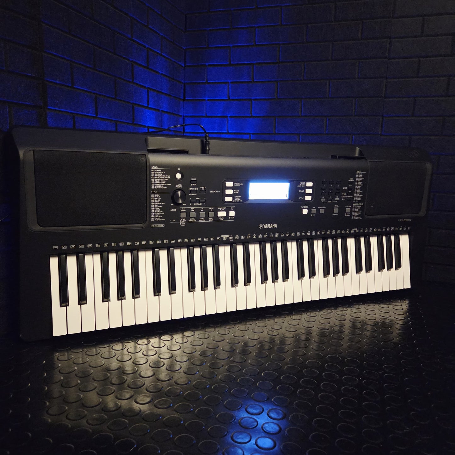 YAMAHA E373 61 KEY TOUCH SENSITIVE KEYBOARD