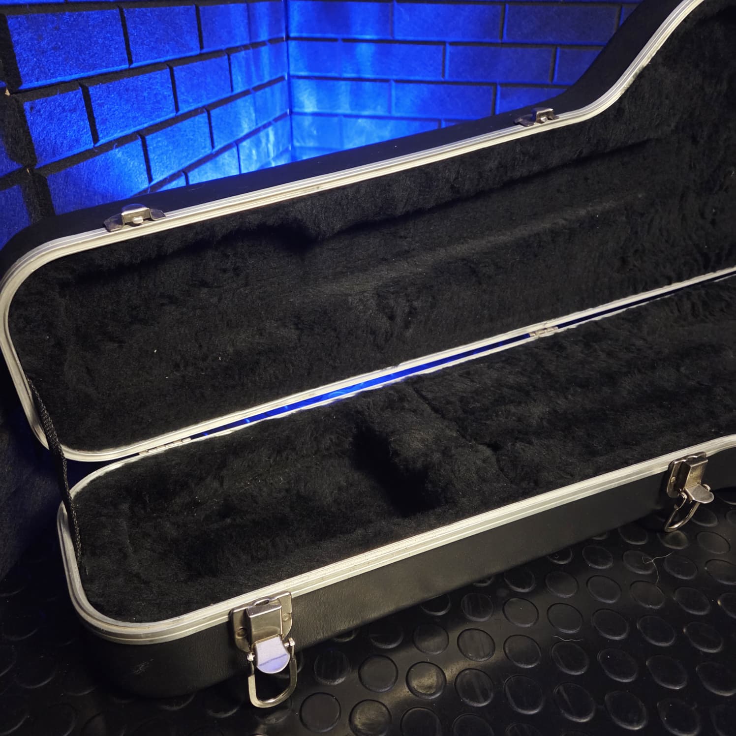 FENDER AMERICAN DELUXE MOULDED HARD CASE FOR STRATOCASTER/TELECASTER GUITARS