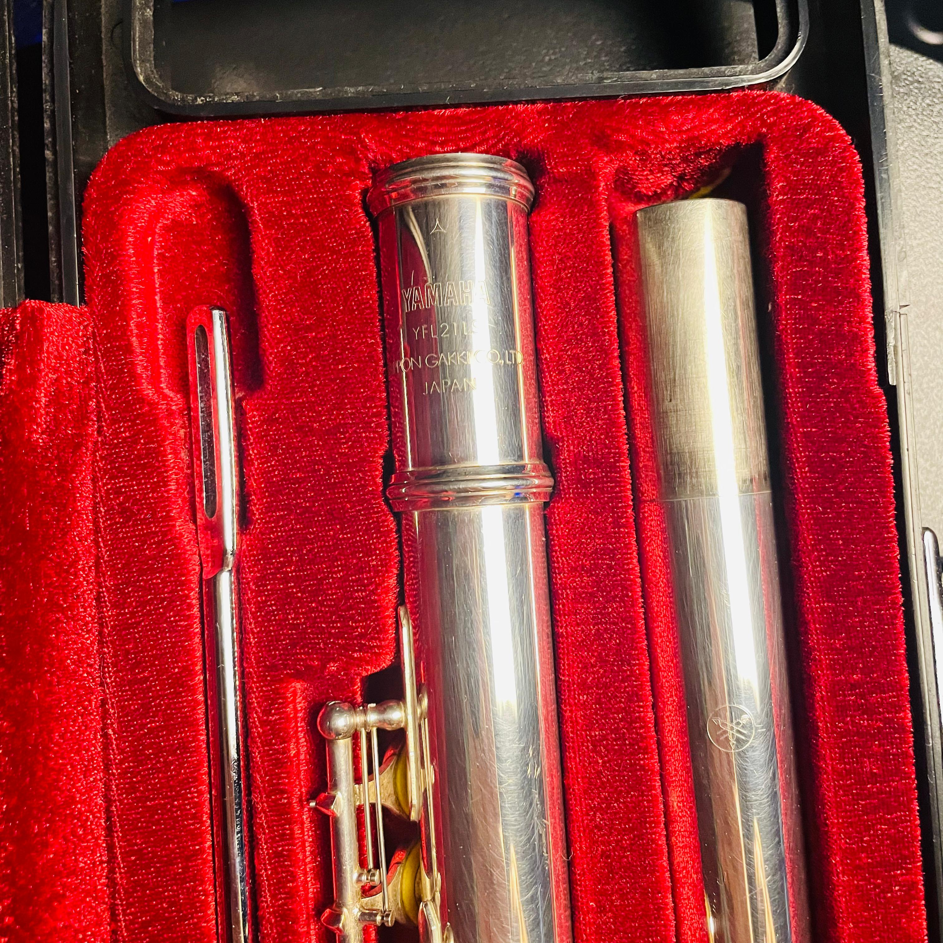 YAMAHA YFL211S FLUTE AND HARD CASE