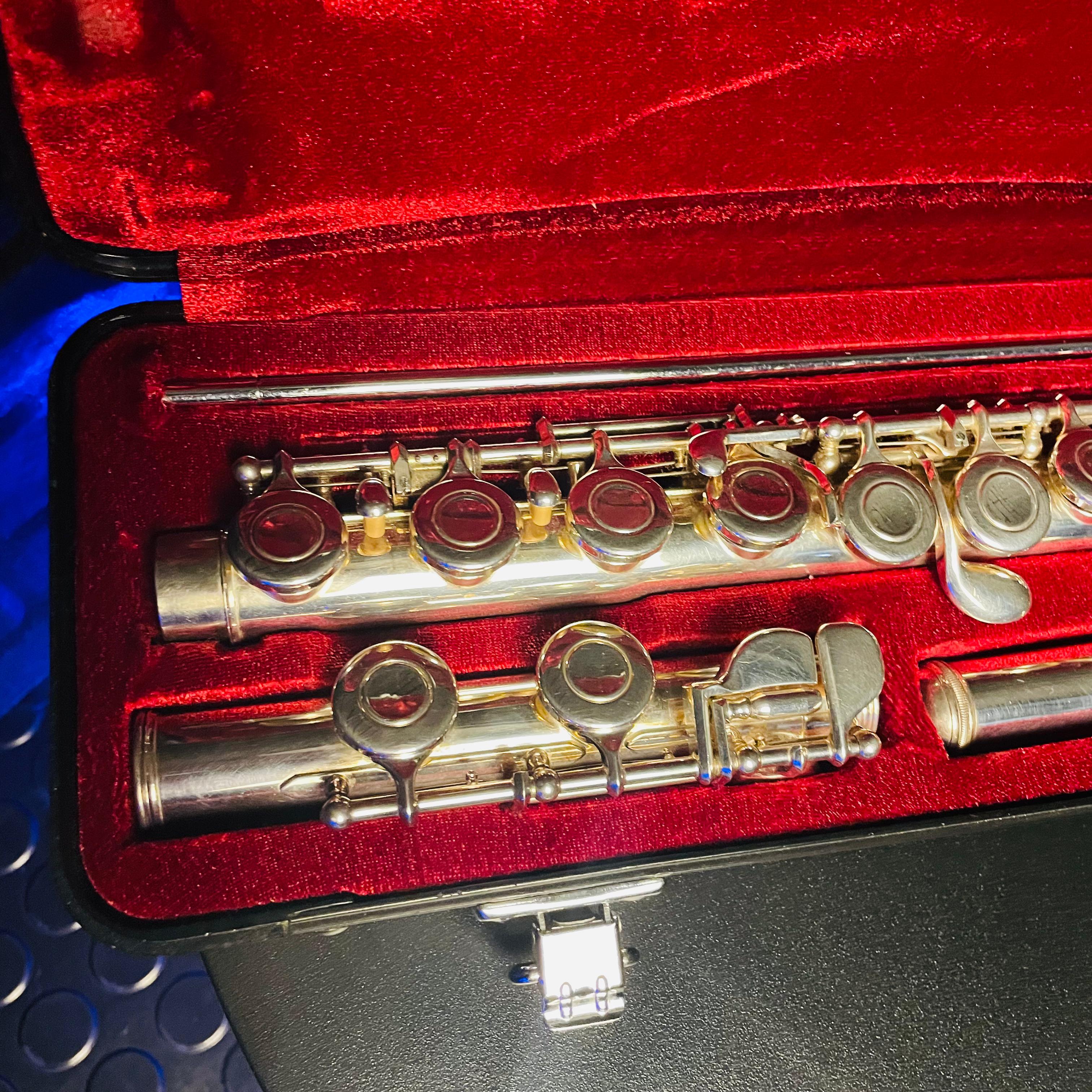 YAMAHA YFL211S FLUTE AND HARD CASE