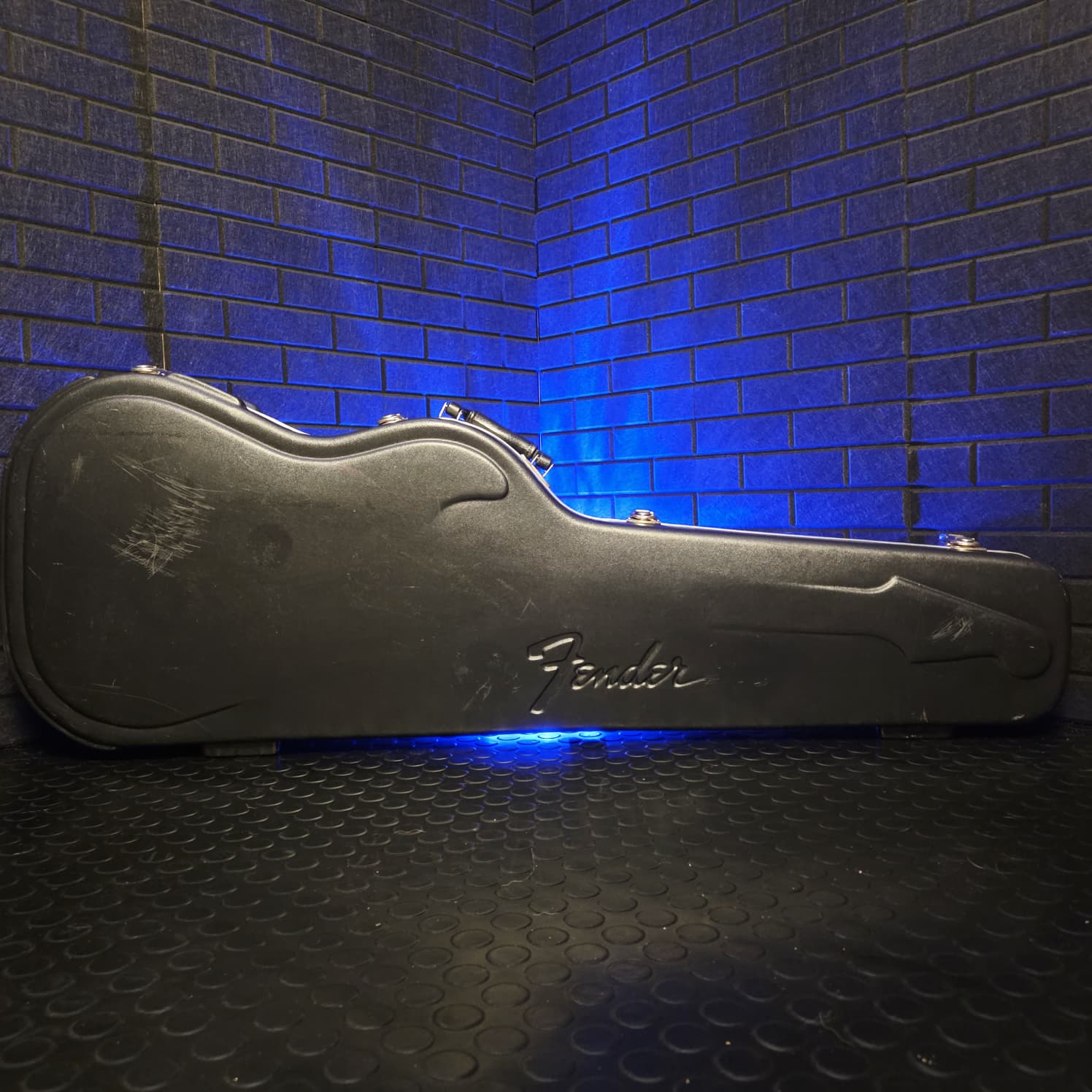 FENDER AMERICAN DELUXE MOULDED HARD CASE FOR STRATOCASTER/TELECASTER GUITARS