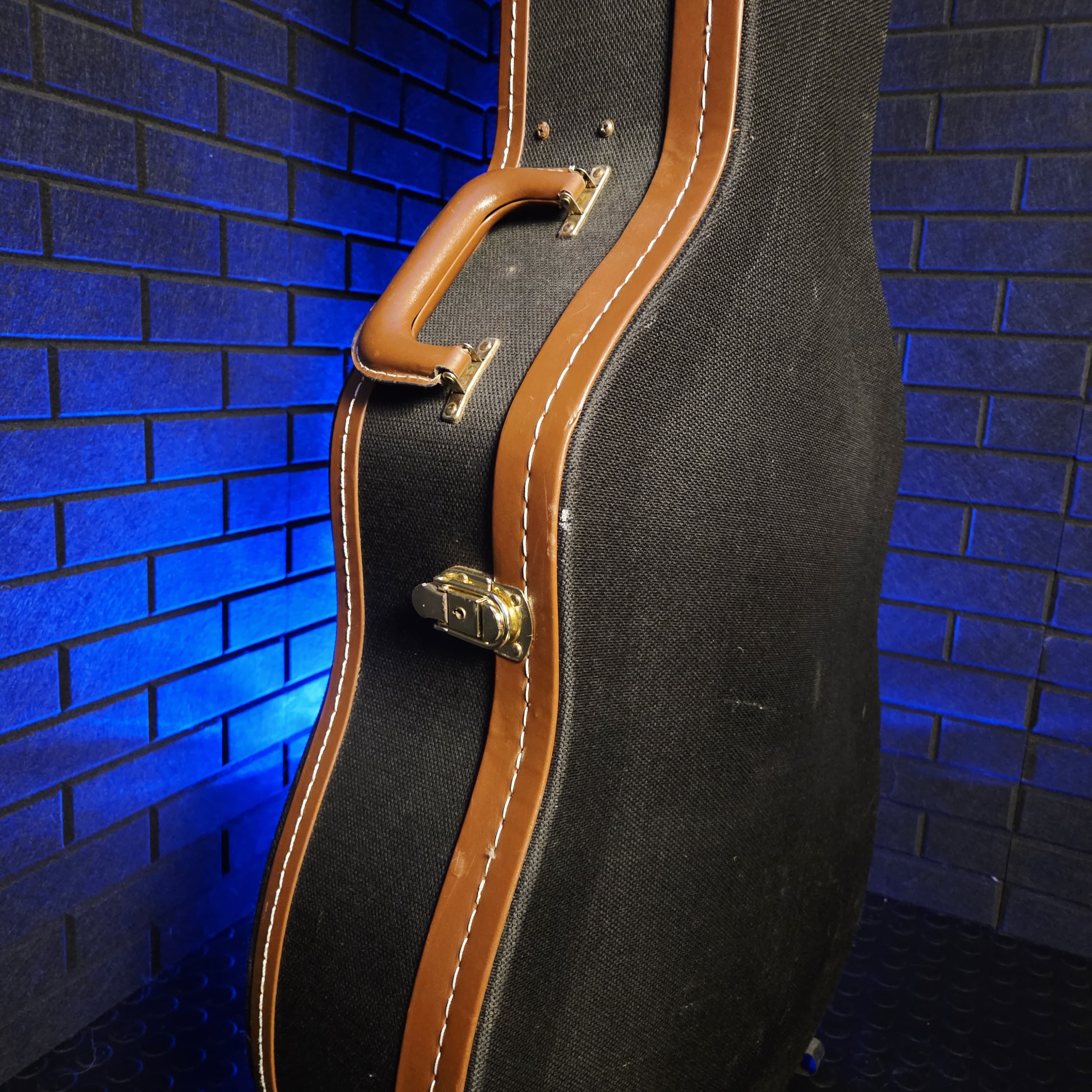 DELUXE ACOUSTIC HARD CASE BLACK WITH BROWN LEATHER TRIM