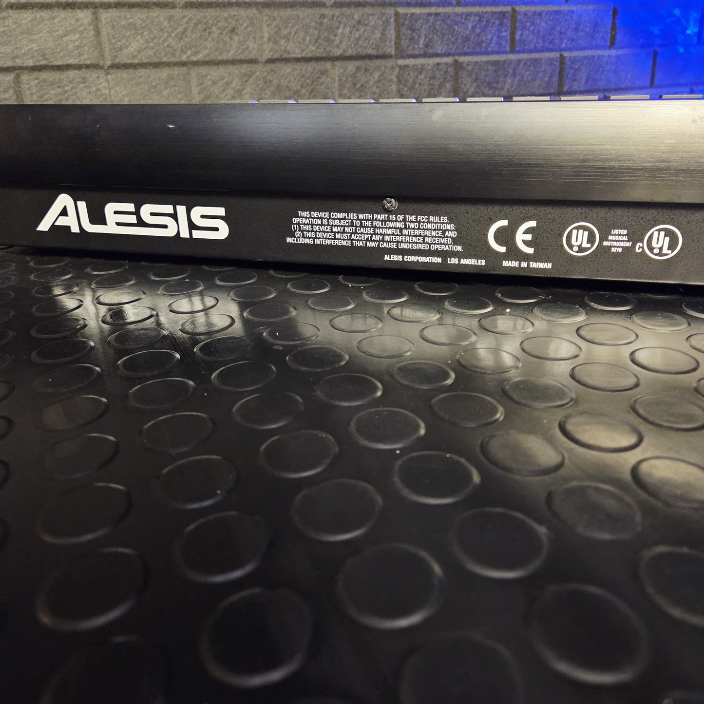 ALESIS QS7 76 KEY SYNTHESIZER KEYBOARD