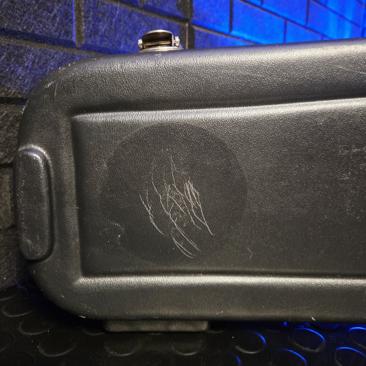 FENDER AMERICAN DELUXE MOULDED HARD CASE FOR STRATOCASTER/TELECASTER GUITARS