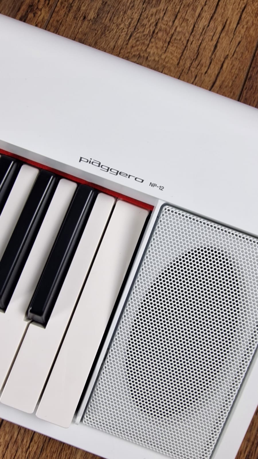 YAMAHA NP-12 PIAGGERO WHITE 61 KEY TOUCH SENSITIVE KEYBOARD