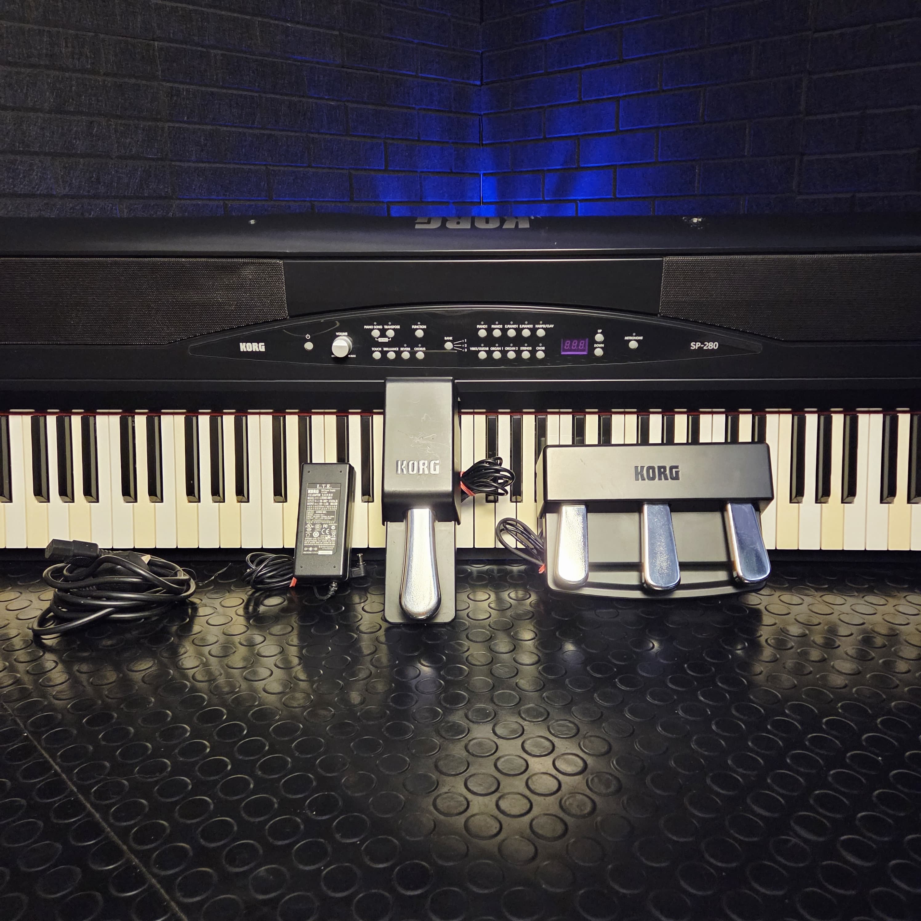 KORG SP280 DIGITAL PIANO WITH ACCESSORIES