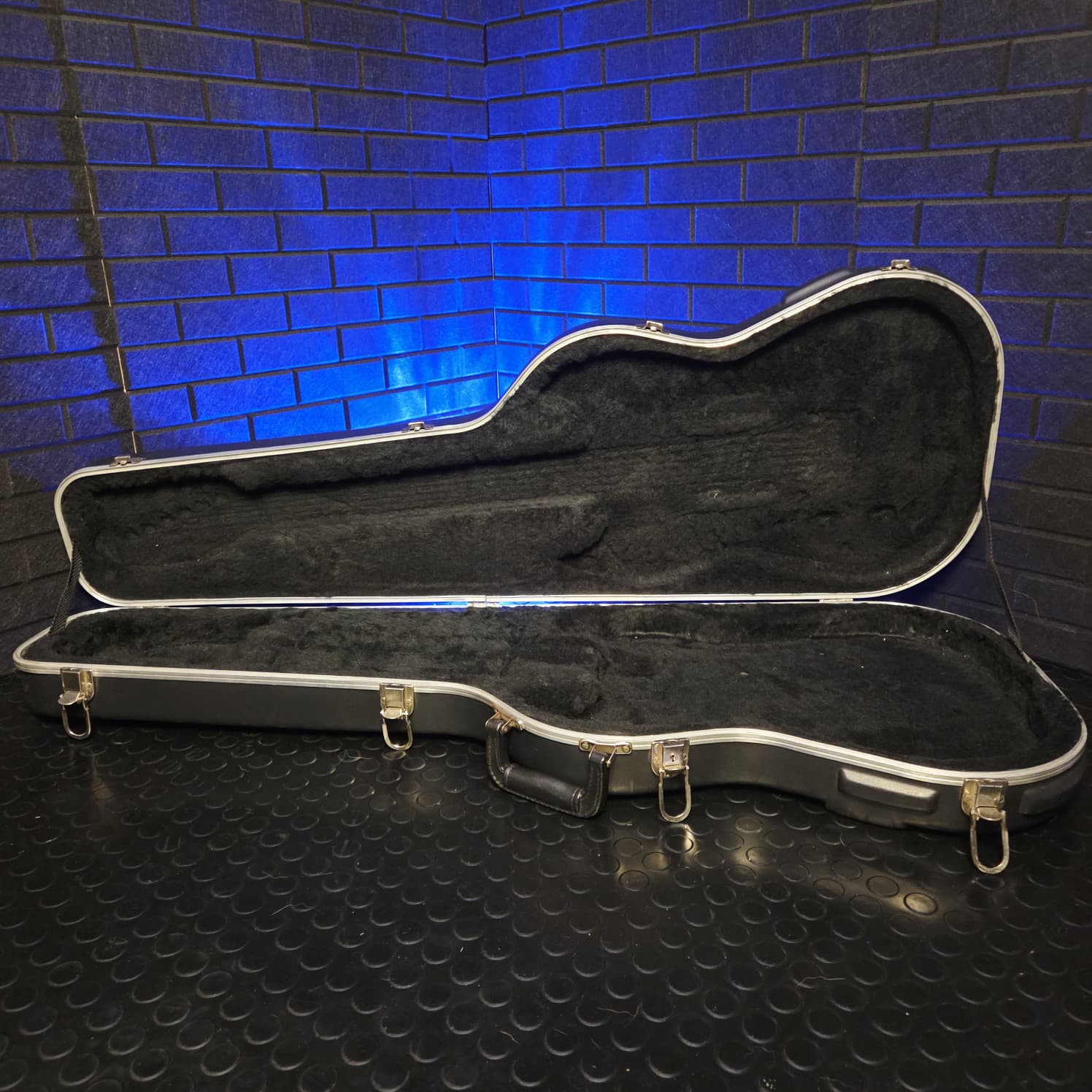 FENDER AMERICAN DELUXE MOULDED HARD CASE FOR STRATOCASTER/TELECASTER GUITARS