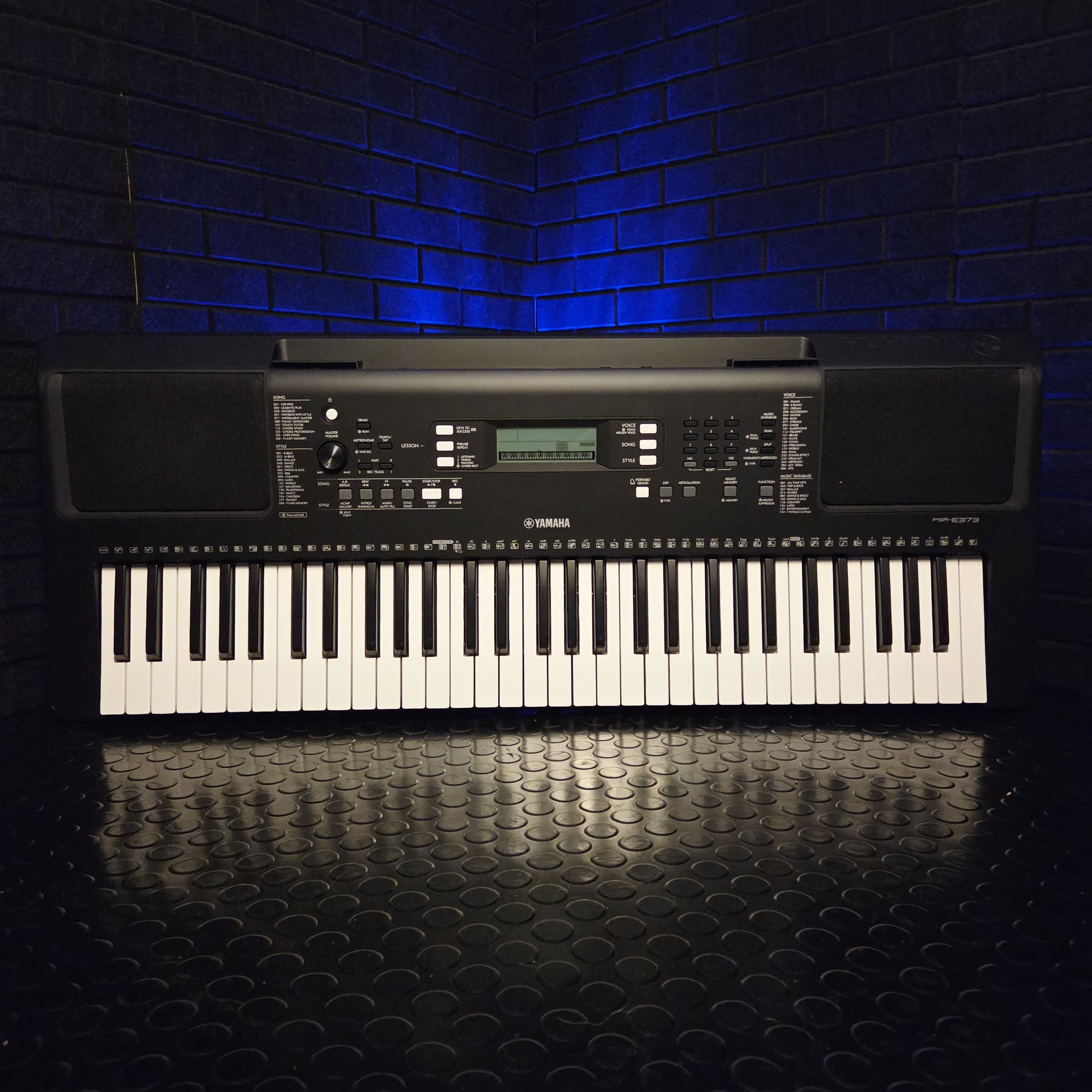 YAMAHA E373 61 KEY TOUCH SENSITIVE KEYBOARD