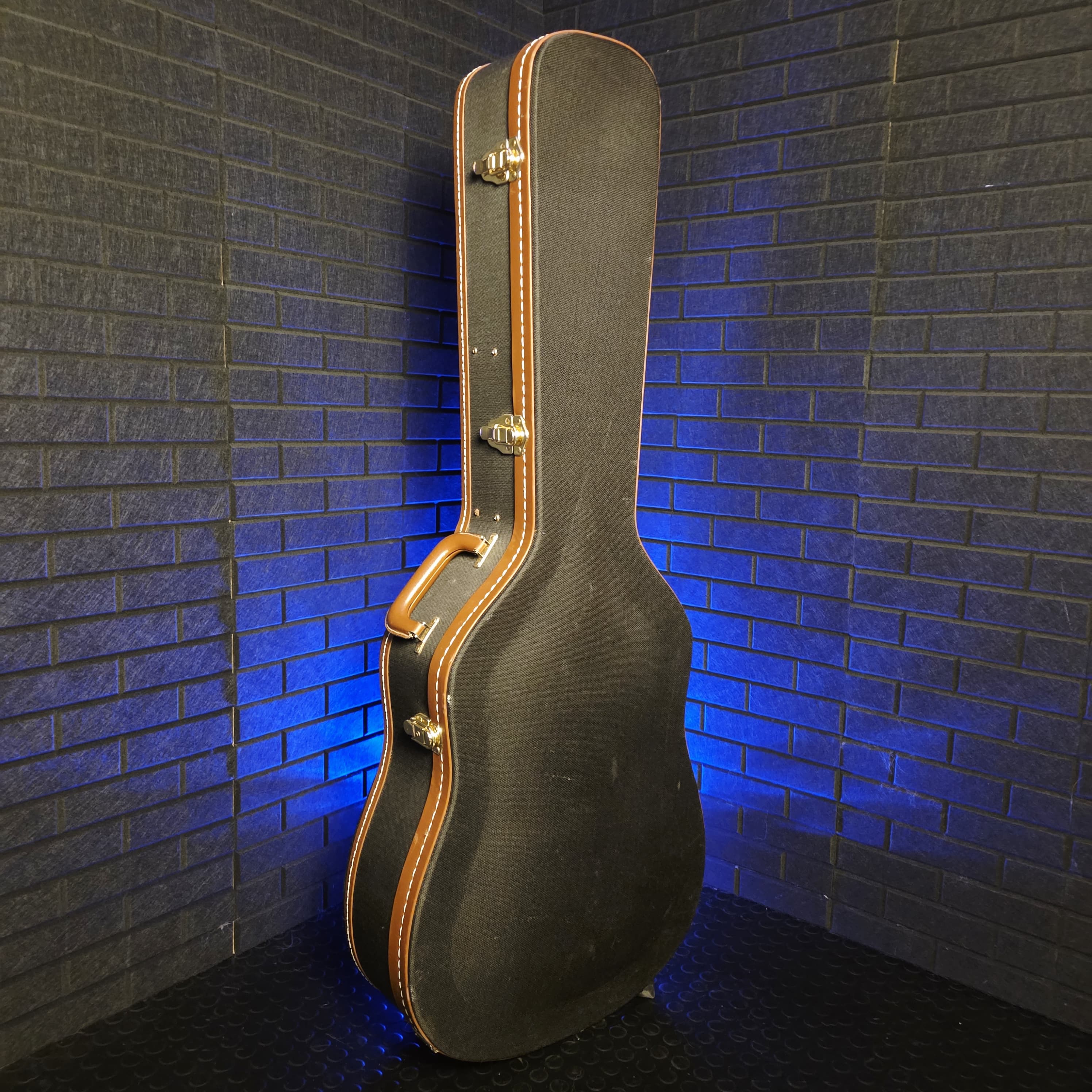 DELUXE ACOUSTIC HARD CASE BLACK WITH BROWN LEATHER TRIM