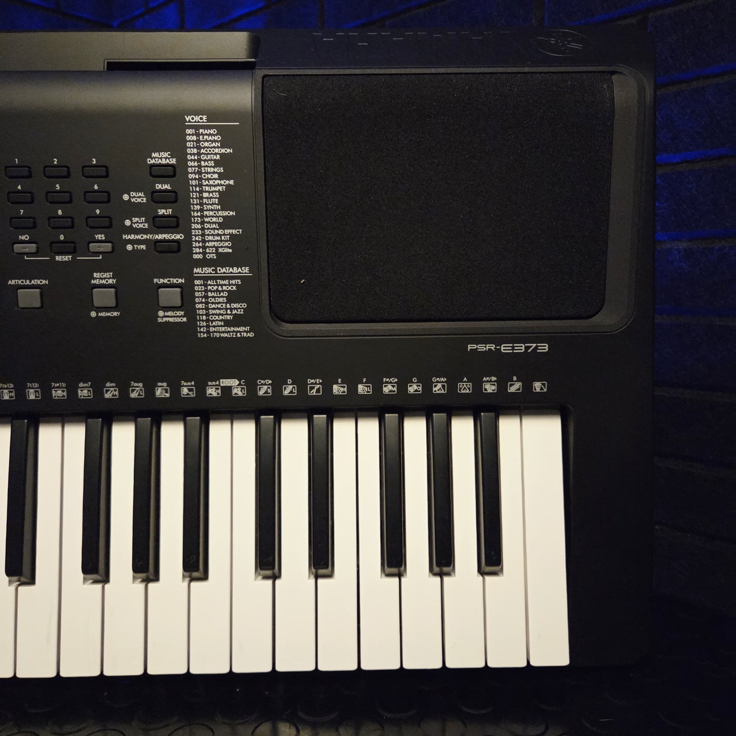 YAMAHA E373 61 KEY TOUCH SENSITIVE KEYBOARD