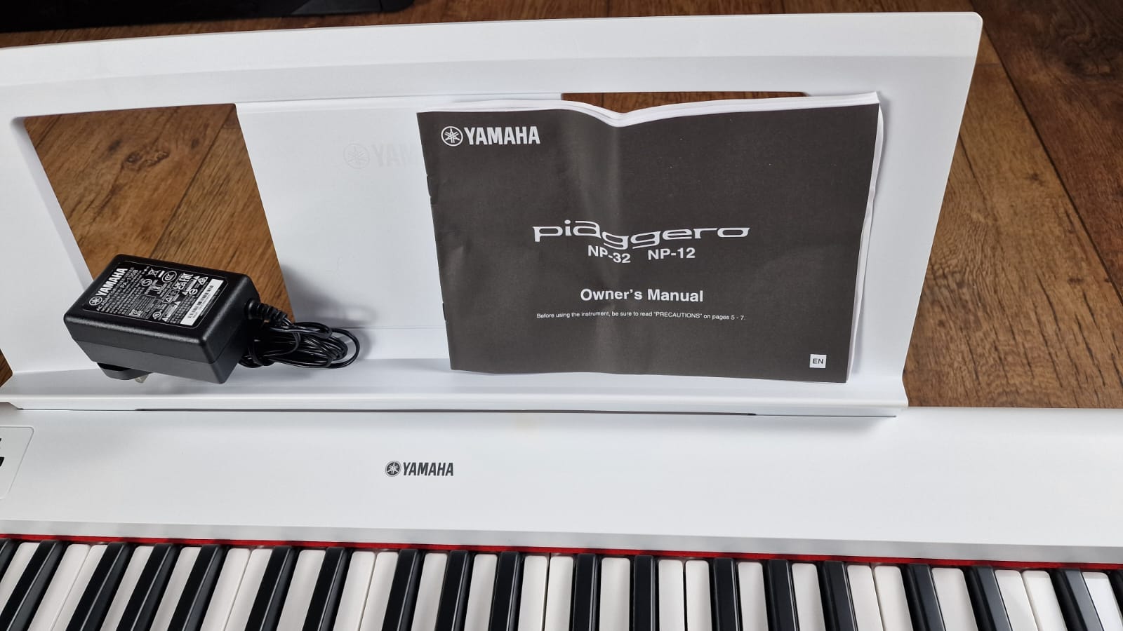 YAMAHA NP-12 PIAGGERO WHITE 61 KEY TOUCH SENSITIVE KEYBOARD