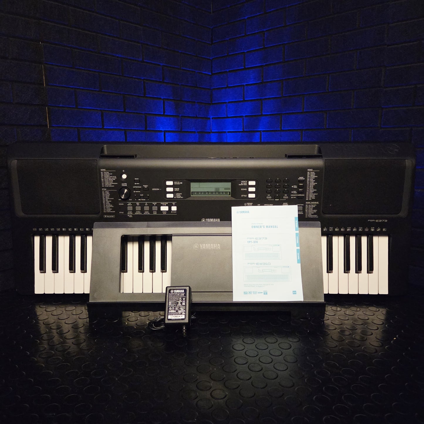 YAMAHA E373 61 KEY TOUCH SENSITIVE KEYBOARD