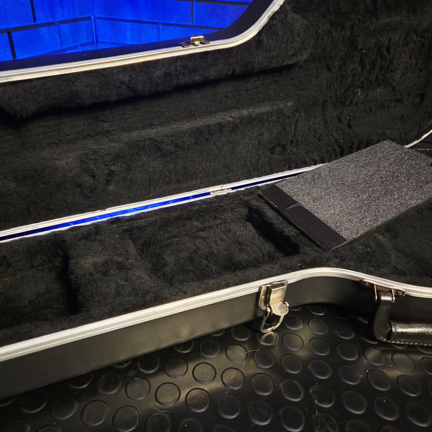 FENDER AMERICAN DELUXE MOULDED HARD CASE FOR STRATOCASTER/TELECASTER GUITARS