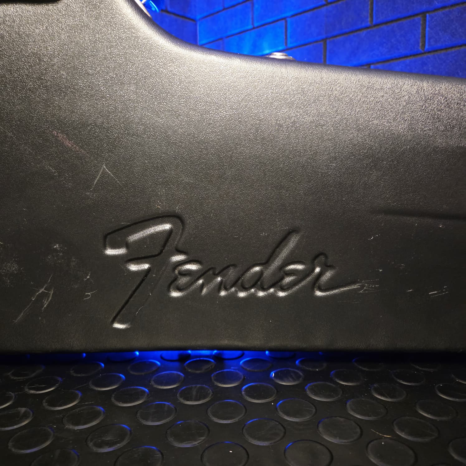 FENDER AMERICAN DELUXE MOULDED HARD CASE FOR STRATOCASTER/TELECASTER GUITARS