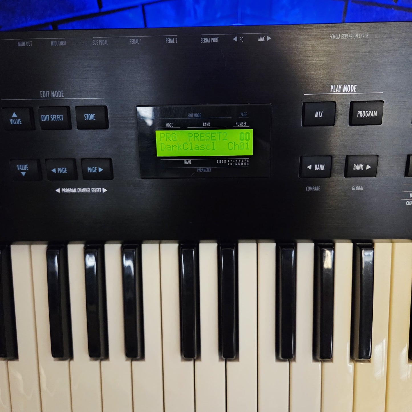 ALESIS QS7 76 KEY SYNTHESIZER KEYBOARD