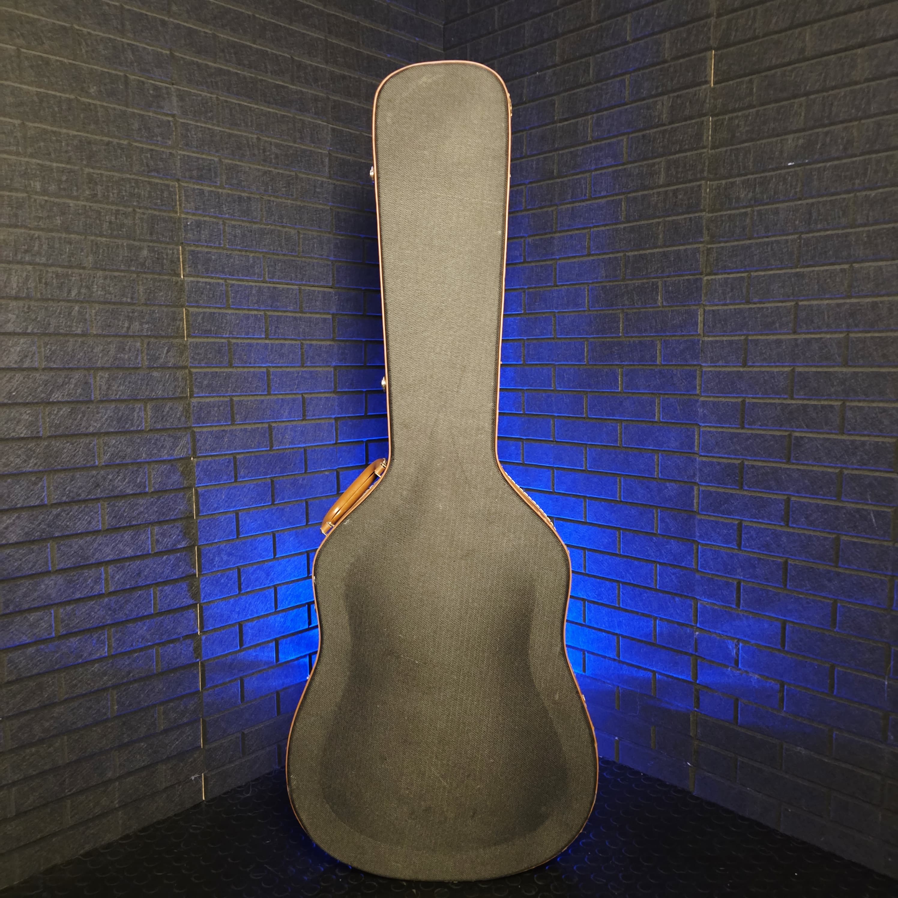 DELUXE ACOUSTIC HARD CASE BLACK WITH BROWN LEATHER TRIM