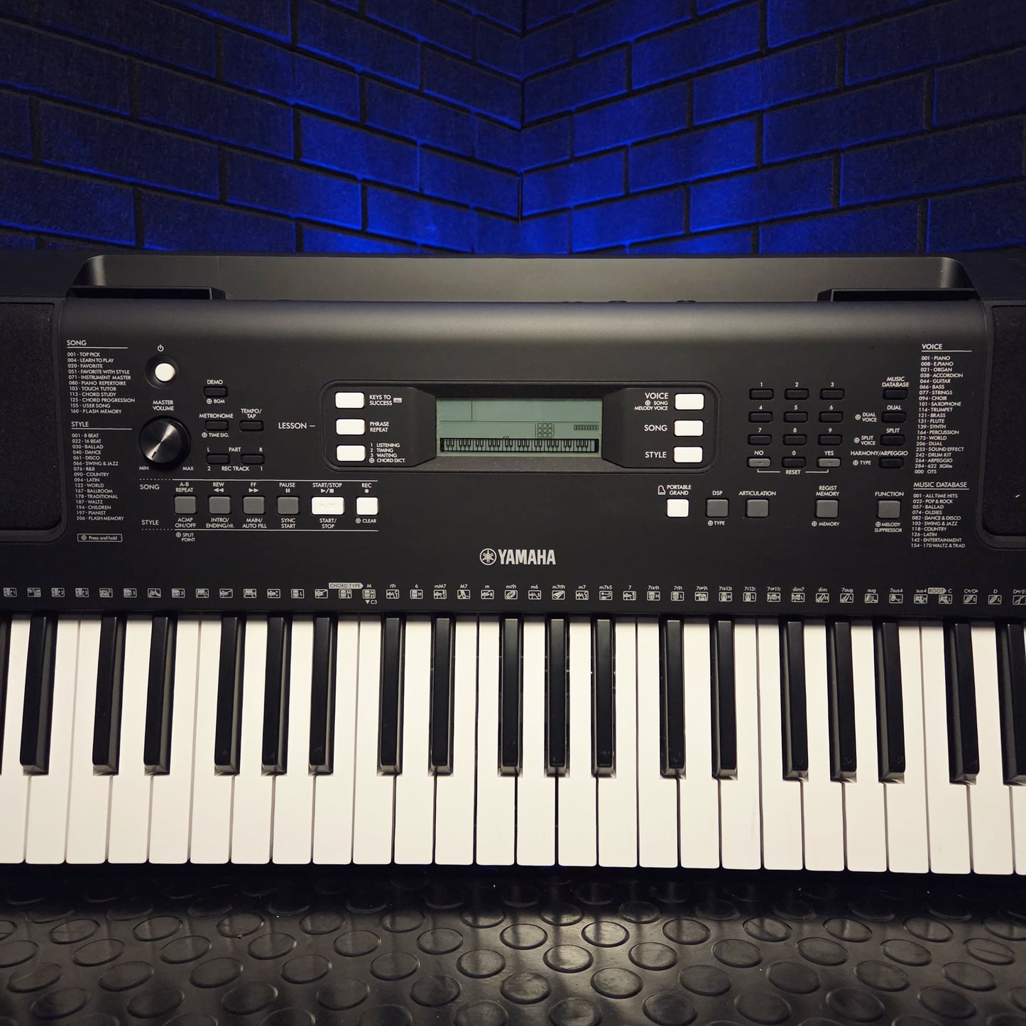 YAMAHA E373 61 KEY TOUCH SENSITIVE KEYBOARD
